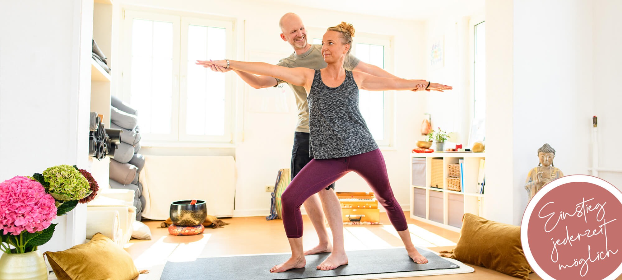 Yogalehrer Florian Heinzmann gibt Hilfestellung in der Asana "Stern" im Rahmen der Yogalehrerausbildung Köln