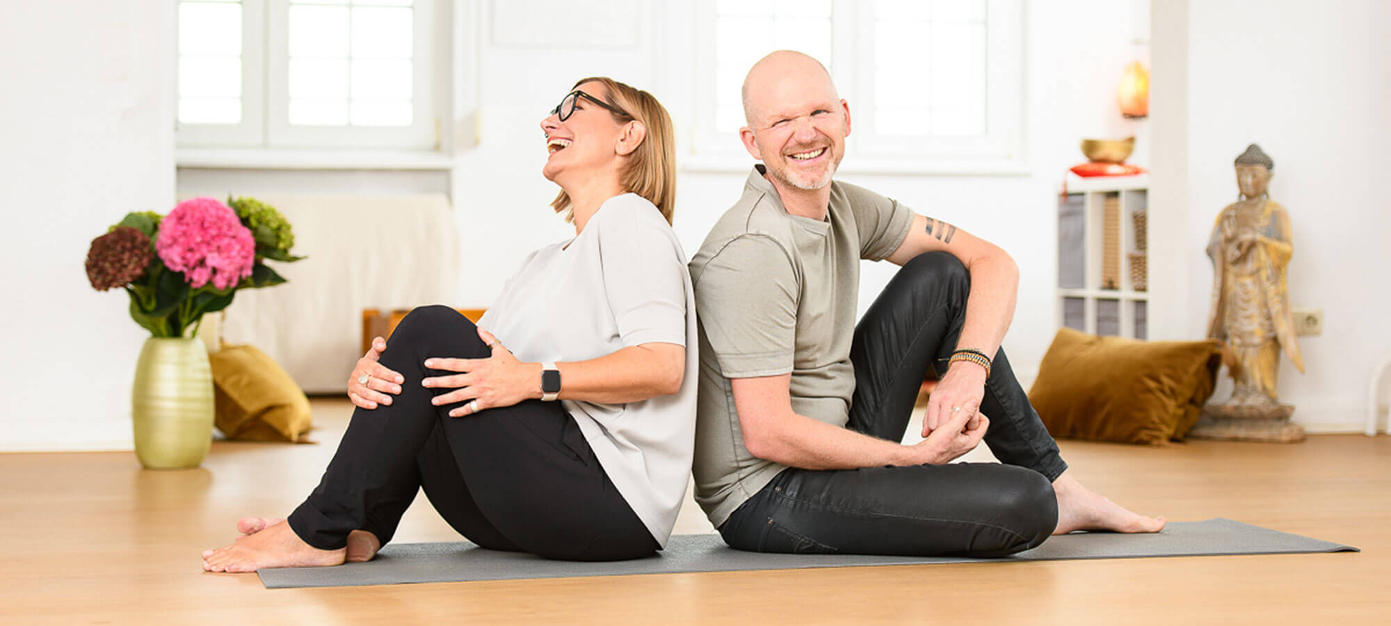 unity-training_Stressmanagement Yogalehrer Florian Heinzmann gibt Hilfestellung in der Asana "Stern" im Rahmen der Yogalehrerausbildung Köln