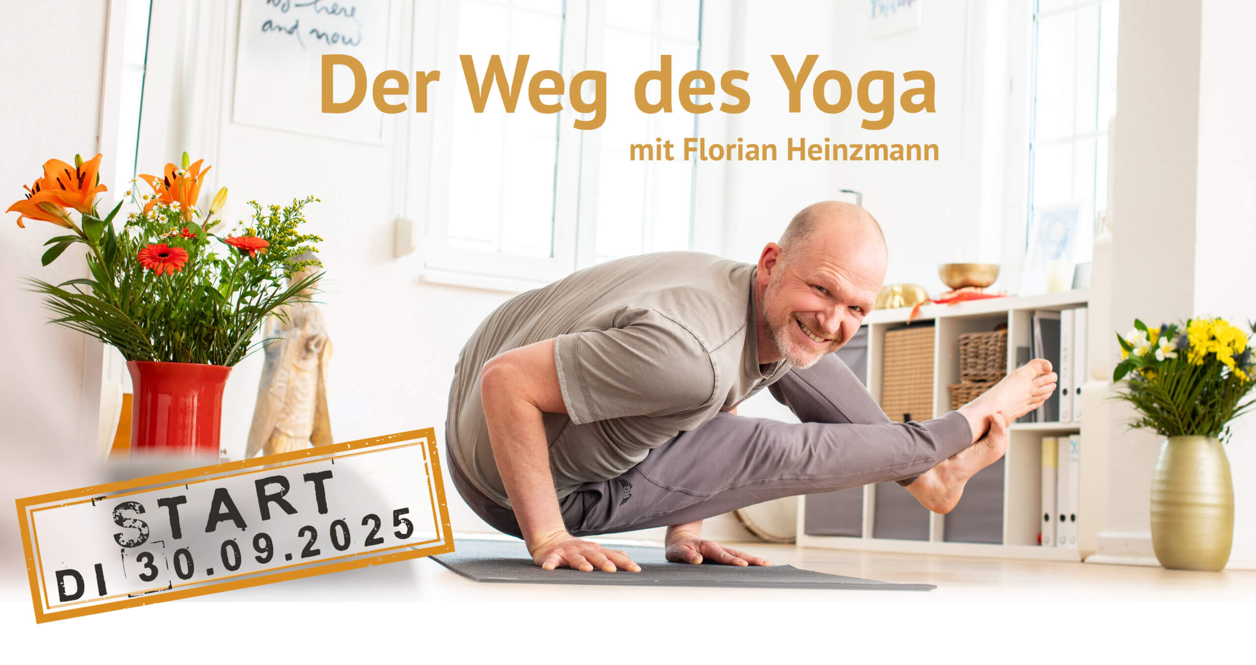 Yogalehrer Florian Heinzmann in der seitlichen Krähe
