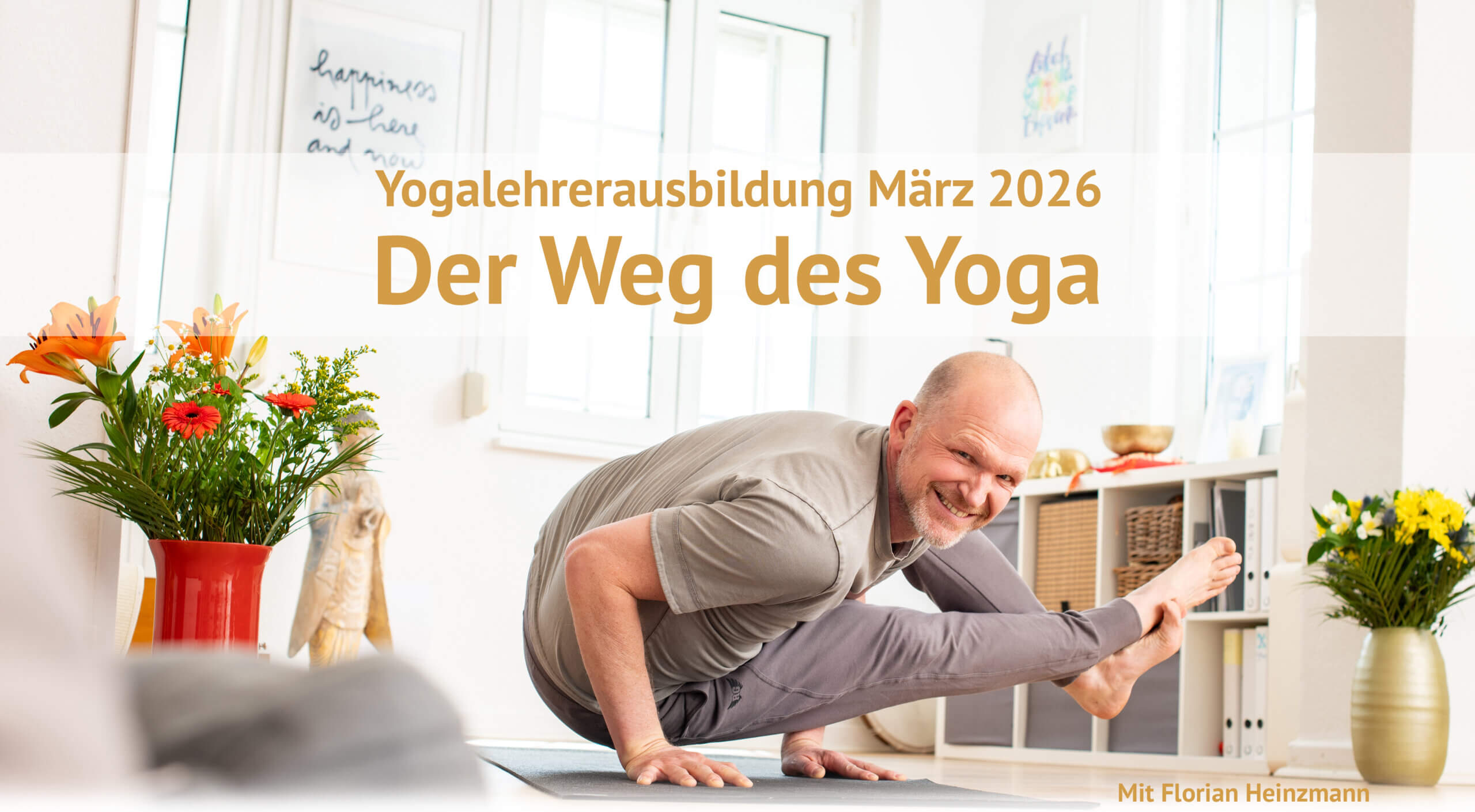 Yogalehrer Florian Heinzmann in der seitlichen Krähe
