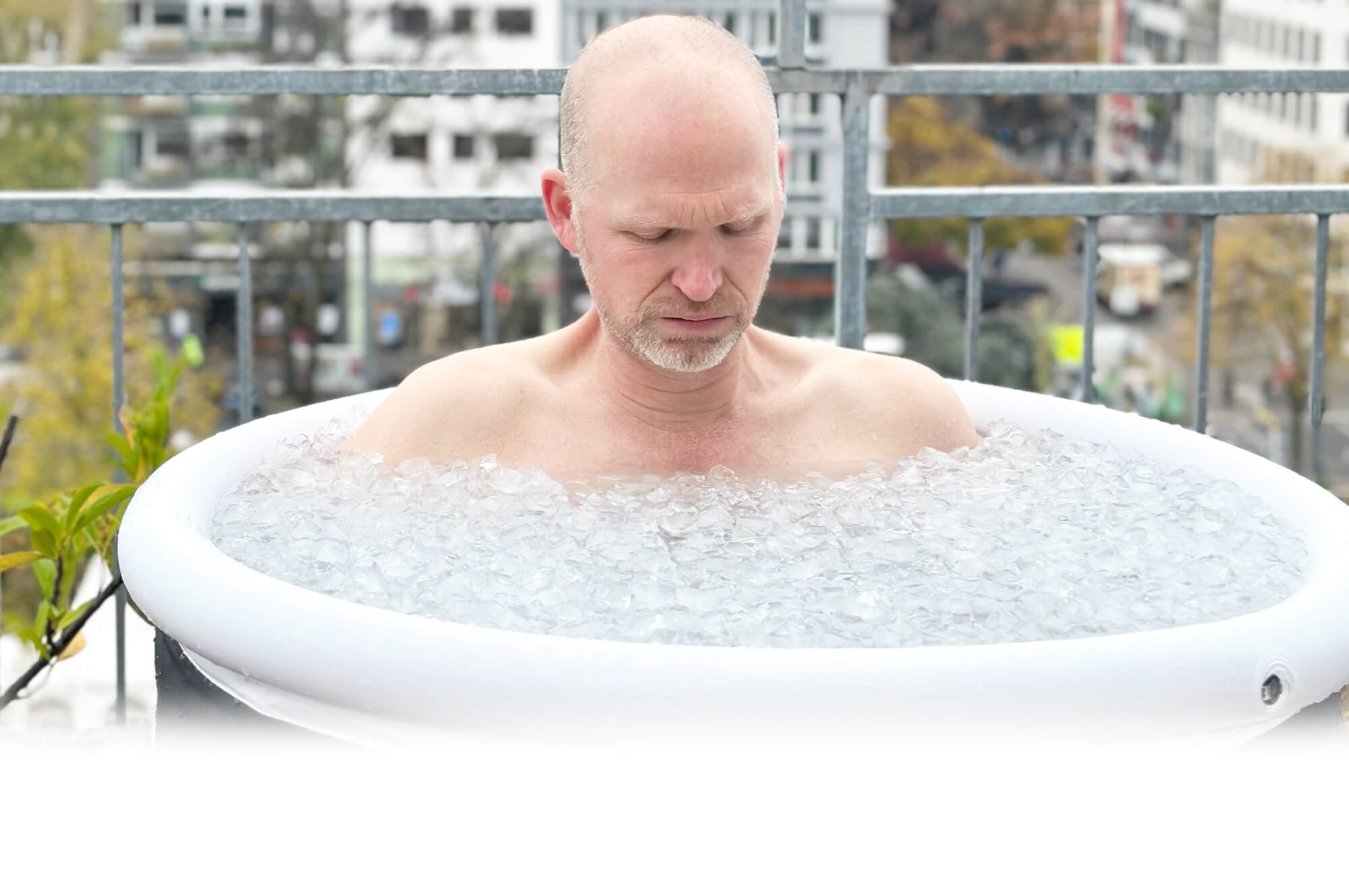 Energietrainer Florian Heinzmann im Eisbad