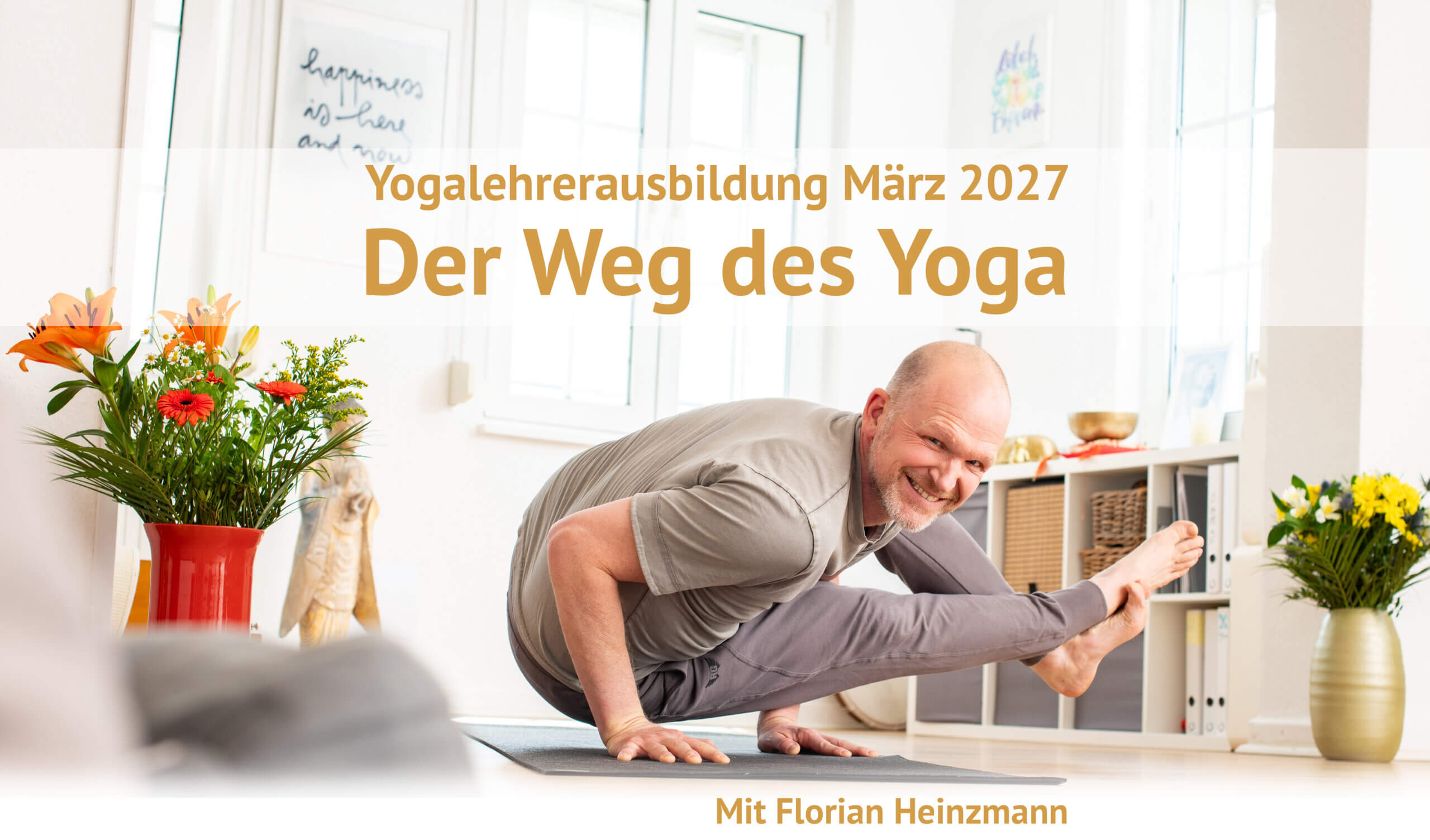 Yogalehrer Florian Heinzmann in der seitlichen Krähe